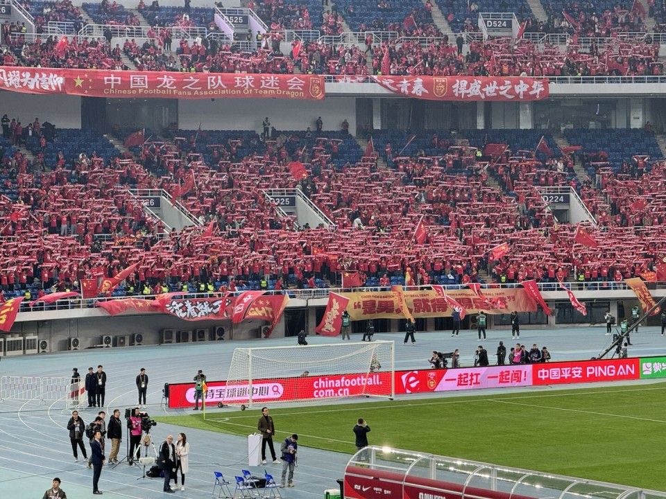 比赛现场球迷热情高涨，呐喊声不断