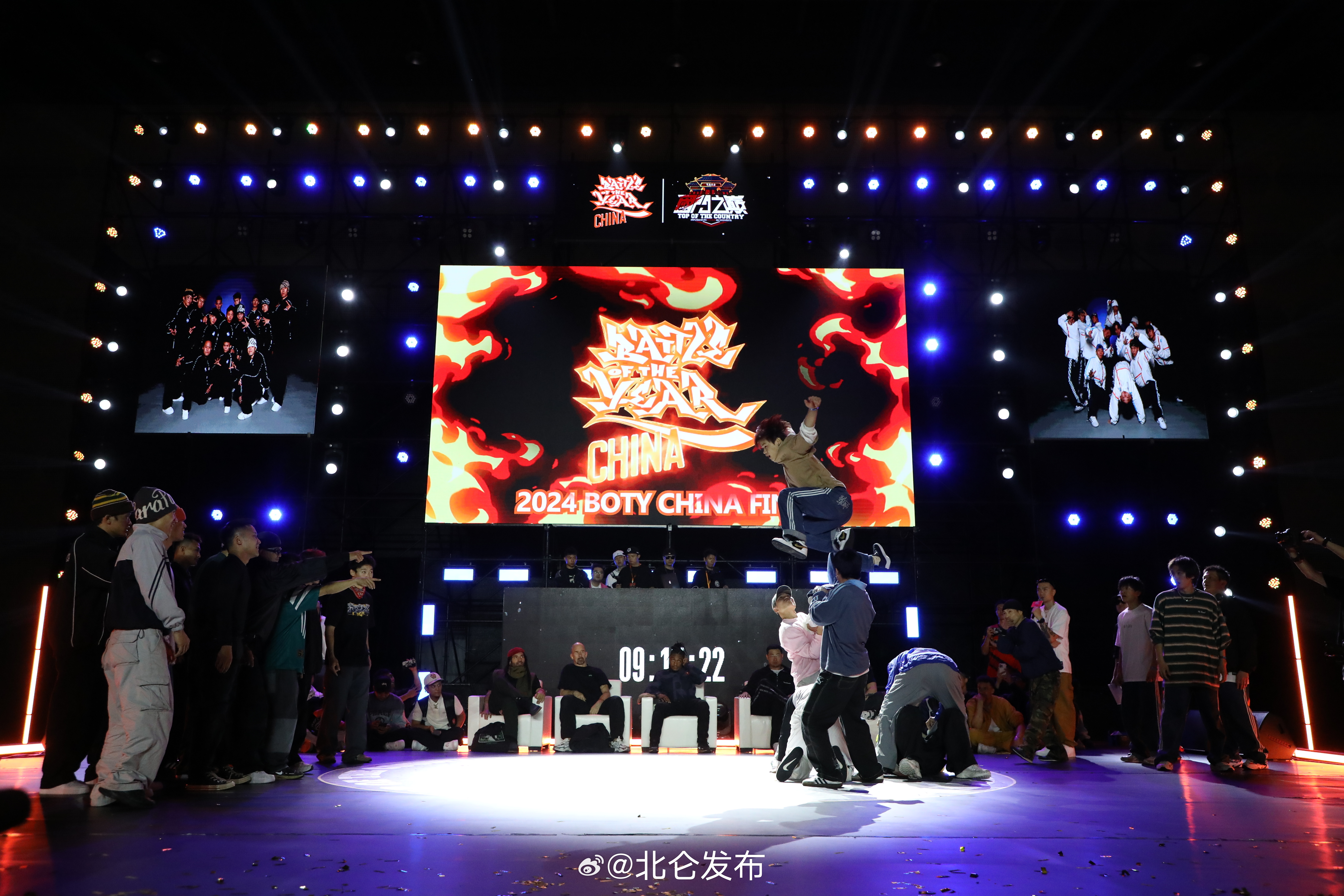 比赛现场掌声如潮，气氛火爆异常