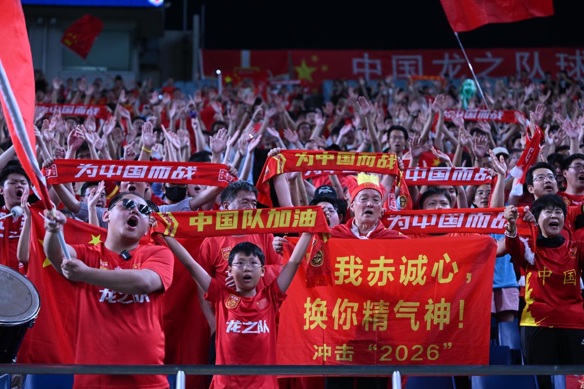 中国球队夺冠后喜极而泣，全场观众欢呼的简单介绍