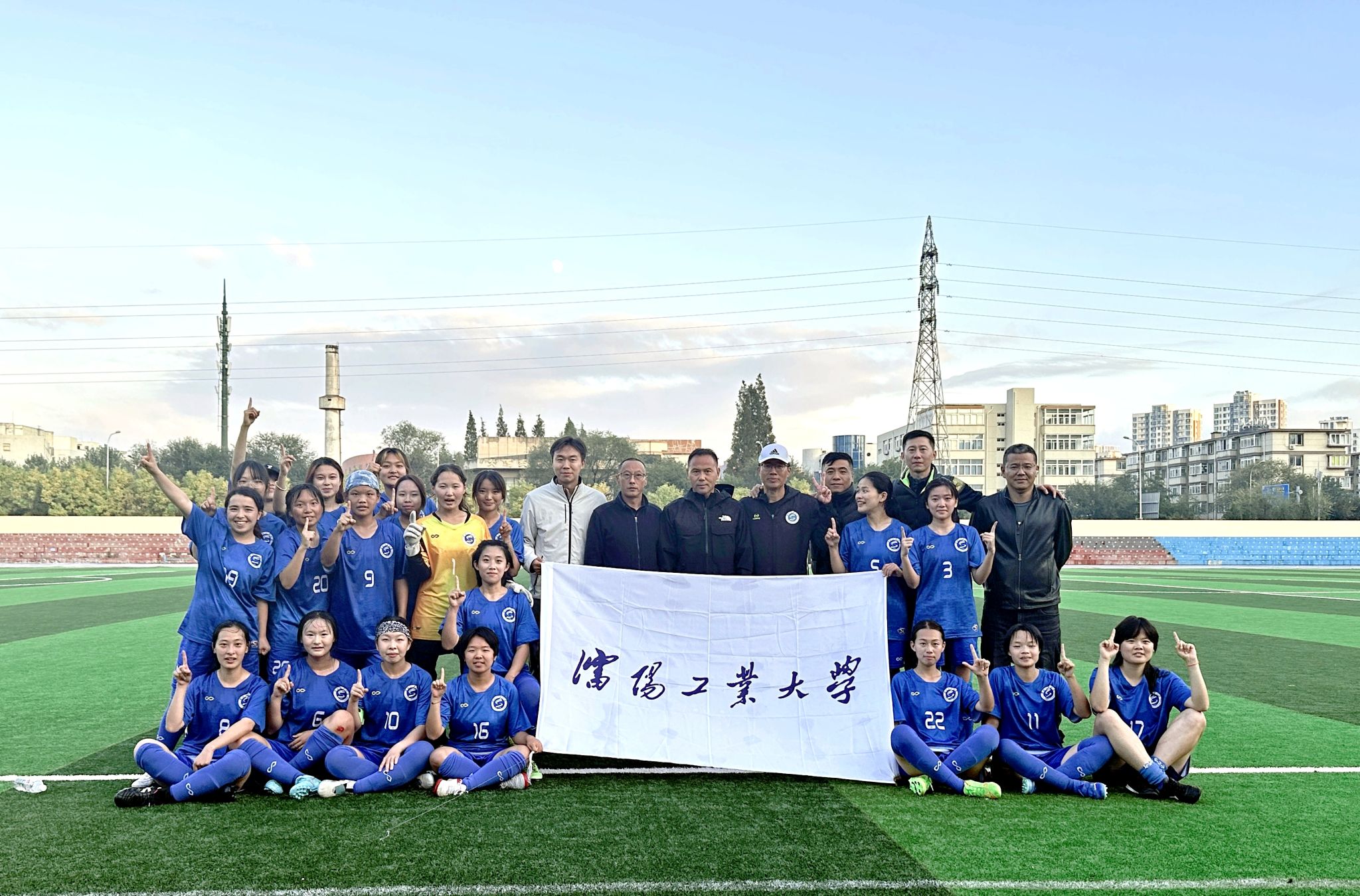 足球女神亮相赛场，引领球队获得胜利的简单介绍