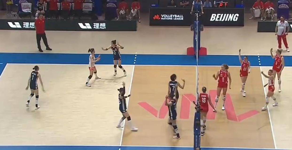 郎平后继有人!赵勇连换4人扭转败局决胜局2次神来之笔(郎平接受后离队的队员)