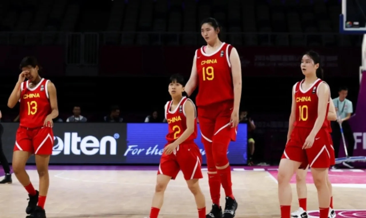 无解！张子宇10分钟砍12分“双塔”组合轮番制霸内线(张子宇中国女篮双塔无解)